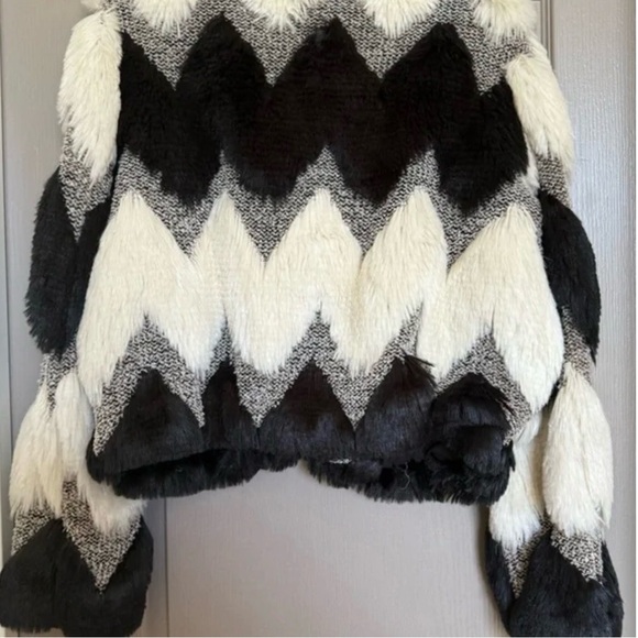 CeCe Chevron Faux Fur Jacket | Black & Ivory | Size M  (NWOT) - Picture 3 of 6